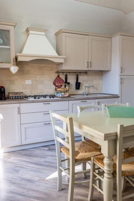 Casa Vacanze L'Angolo Fiorito Беттолле Экстерьер фото